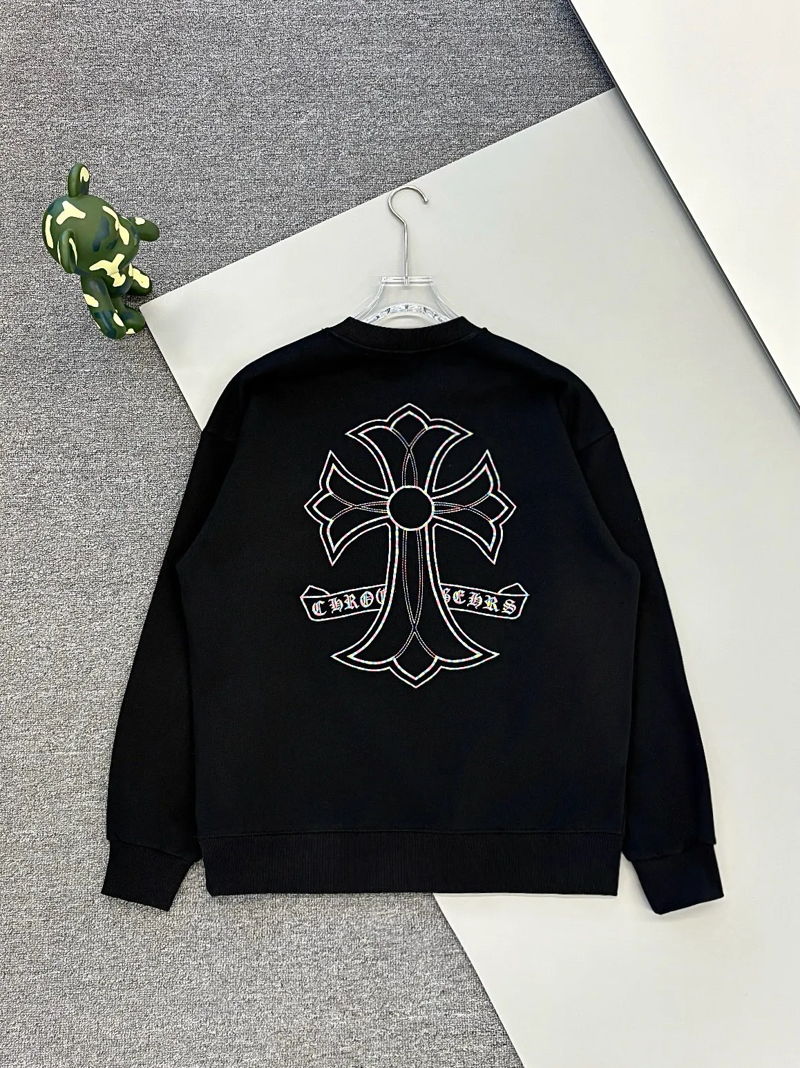 P250 [High Quality] Chrome Hearts Embroidery🪡Cross + Horseshoe‼ ️Round neck sweatshirt *Customized 420g terry cotton fabric, the fabric is soft, skin-friendly and comfortable *Embroidery process: front cross + rivet embroidery *A very simple and elegant classic continuation. It is unparalleled in terms of upper body comfort, interpreting your luxury and taste, and creating your fashion style and charm. Three complete standards. Same style for men and women. 𝐂𝐎𝐋𝐎𝐔𝐑: Black/White 𝐒𝐈𝐙𝐄: S-XL